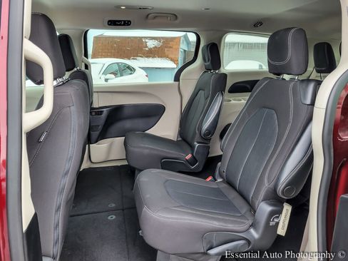 Used 2022 Chrysler Voyager LX image 13