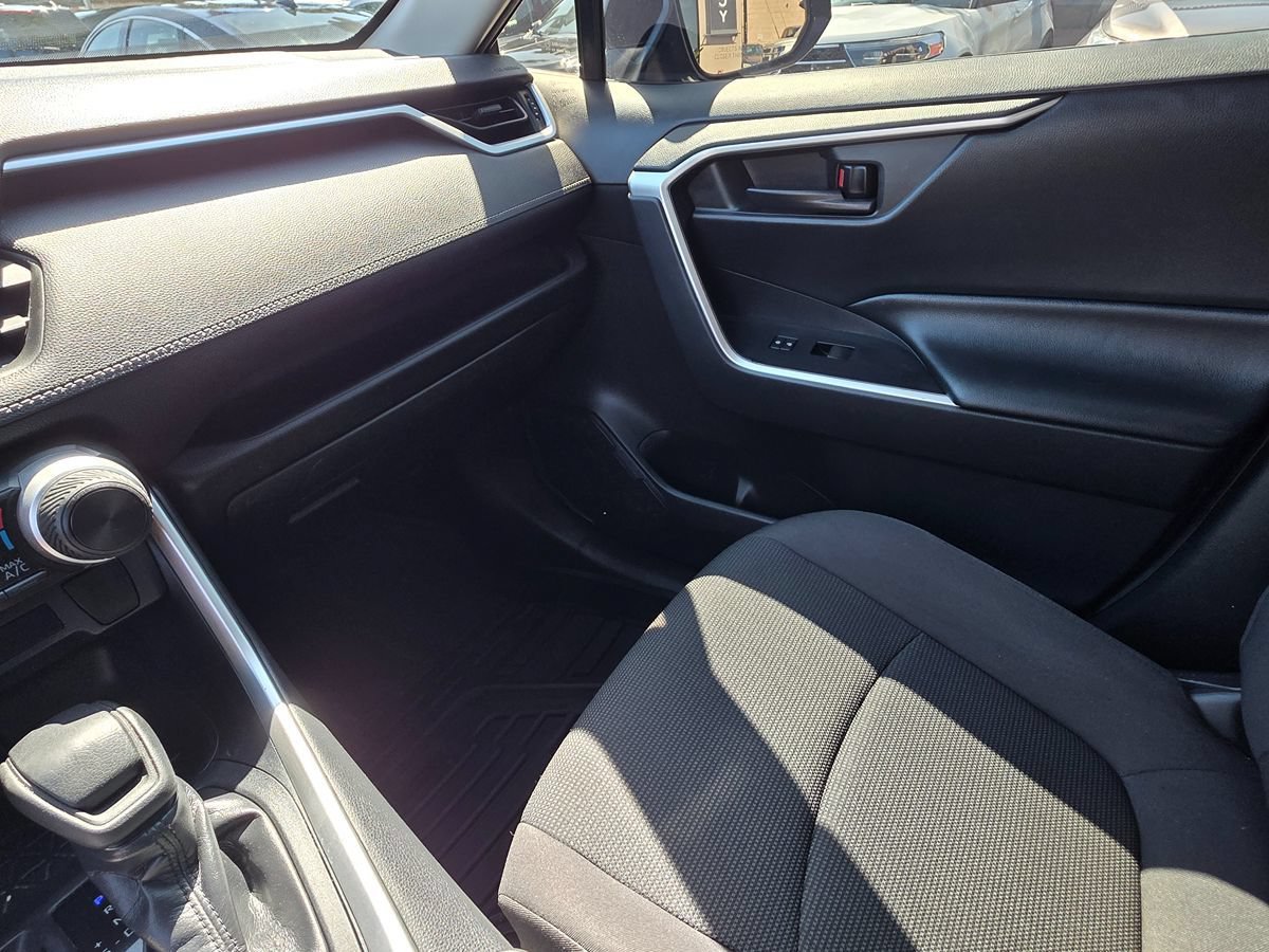 Used 2019 Toyota RAV4 LE w/ Carpet Mat Package FWD image 40