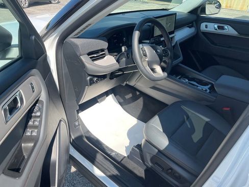 New 2025 Ford Explorer Active w/ Active Comfort Package image 9