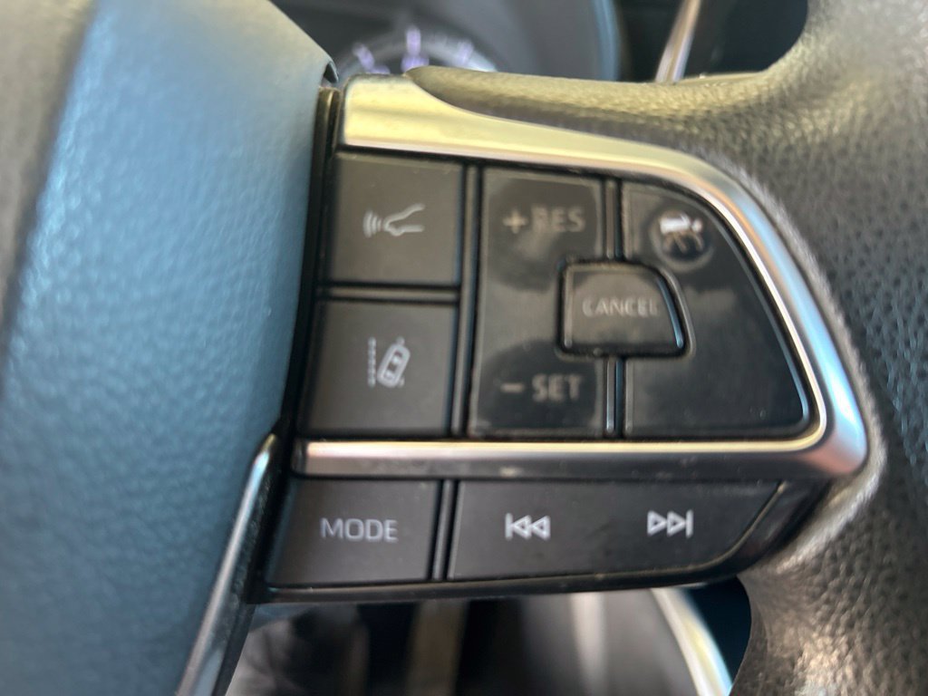 Used 2021 Toyota Highlander L AWD/4WD image 12