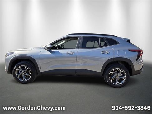 Certified 2025 Chevrolet Trax LT w/ LT Convenience Package image 2