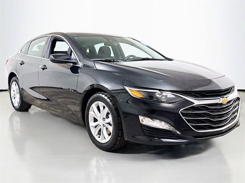 Used 2025 Chevrolet Malibu LT image 3
