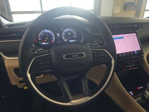 Used 2025 Jeep Grand Cherokee L Limited w/ Luxury Tech Group II image 7