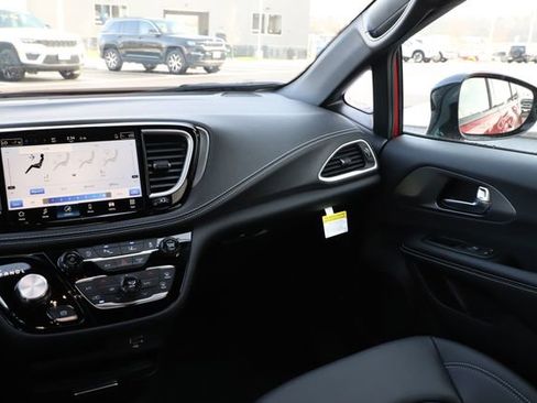 New 2026 Chrysler Pacifica Select image 26