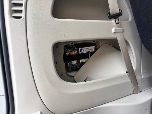Used 2024 Chrysler Pacifica Touring-L FWD image 40