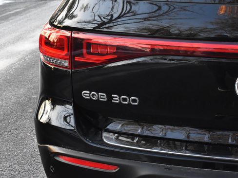 Used 2023 Mercedes-Benz EQB 300 4MATIC image 17