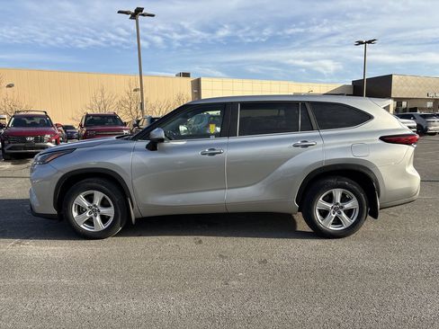 Used 2023 Toyota Highlander LE image 5