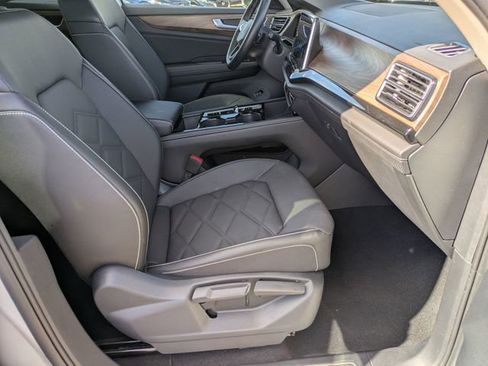 Used 2025 Volkswagen Atlas SE image 33