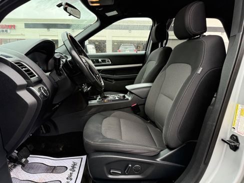 Used 2017 Ford Explorer XLT image 10
