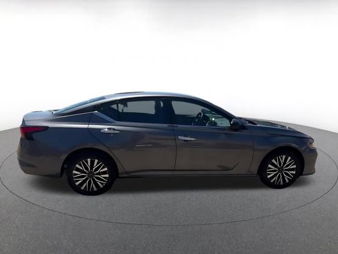 Used 2025 Nissan Altima 2.5 SV FWD image 16