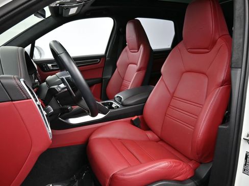 Certified 2022 Porsche Cayenne Turbo S image 5