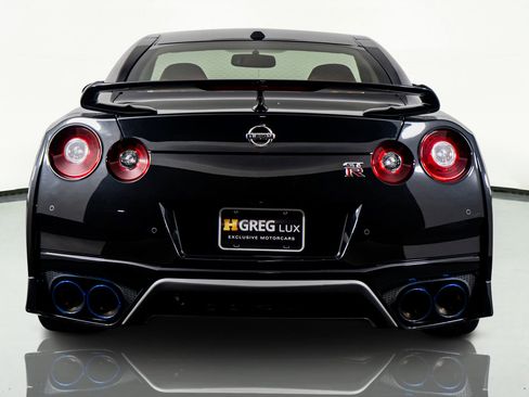 Used 2021 Nissan GT-R Premium image 11
