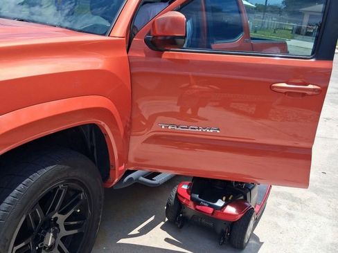Used 2017 Toyota Tacoma SR5 w/ Tow Package RWD image 3