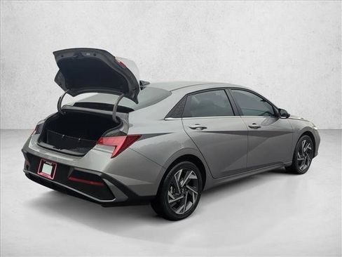 Used 2025 Hyundai Elantra Limited FWD image 8