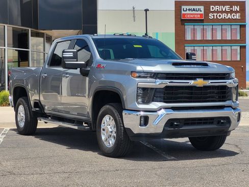 Used 2025 Chevrolet Silverado 2500 LT AWD/4WD image 2