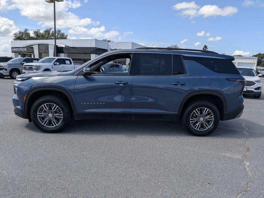 Used 2025 Chevrolet Traverse LT FWD image 8