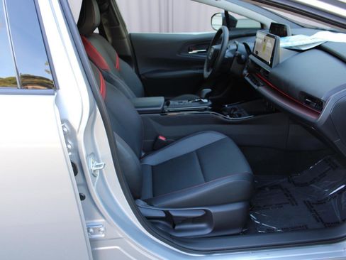 Used 2026 Toyota Prius Plug-In Hybrid image 32