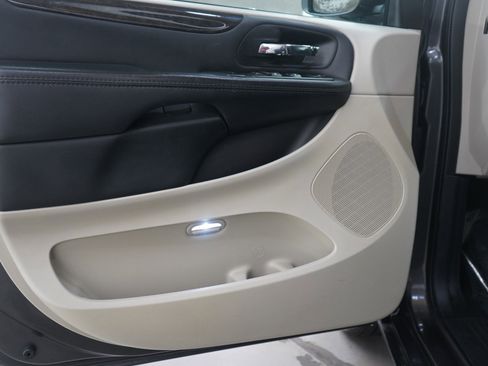 Used 2018 Dodge Grand Caravan SE image 17