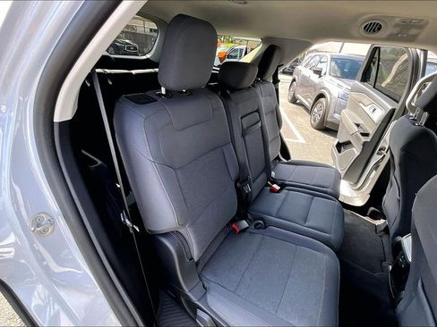 Used 2025 Ford Explorer Active AWD/4WD image 39