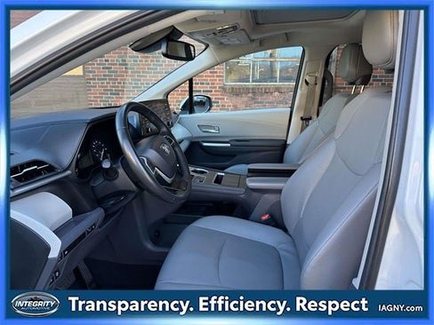 Used 2024 Toyota Sienna XLE image 16