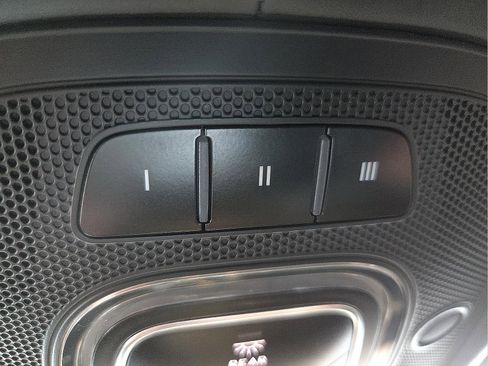 Used 2018 Bentley Bentayga image 22