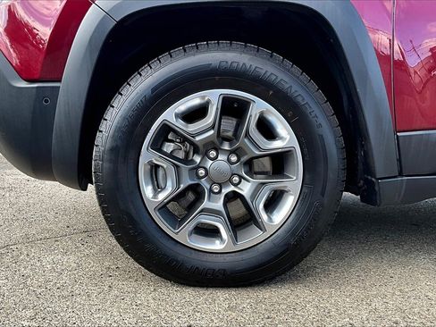 Used 2019 Jeep Cherokee Trailhawk image 12