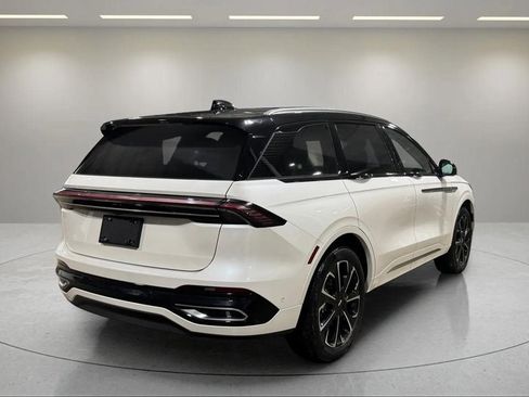 Certified 2024 Lincoln Nautilus Reserve image 3