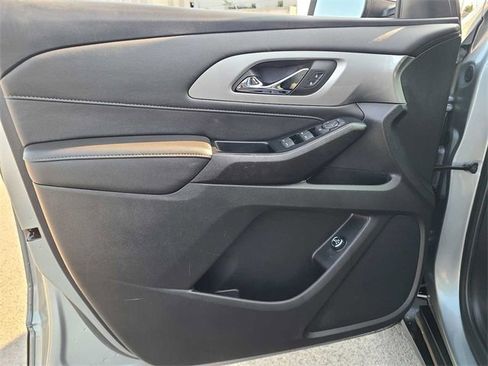 Used 2023 Chevrolet Traverse LT image 16