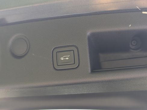 Used 2020 Chevrolet Equinox LT FWD image 19