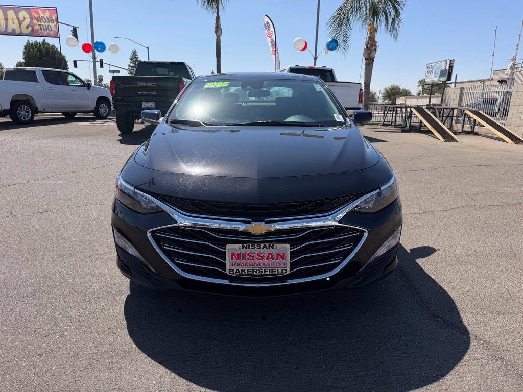 Used 2025 Chevrolet Malibu LT FWD image 2