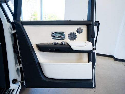 Used 2019 Rolls-Royce Phantom Sedan RWD image 46