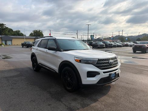 Used 2020 Ford Explorer XLT AWD/4WD image 3