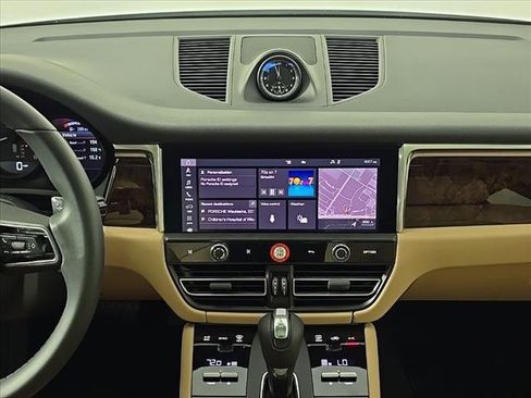 Certified 2025 Porsche Macan image 19