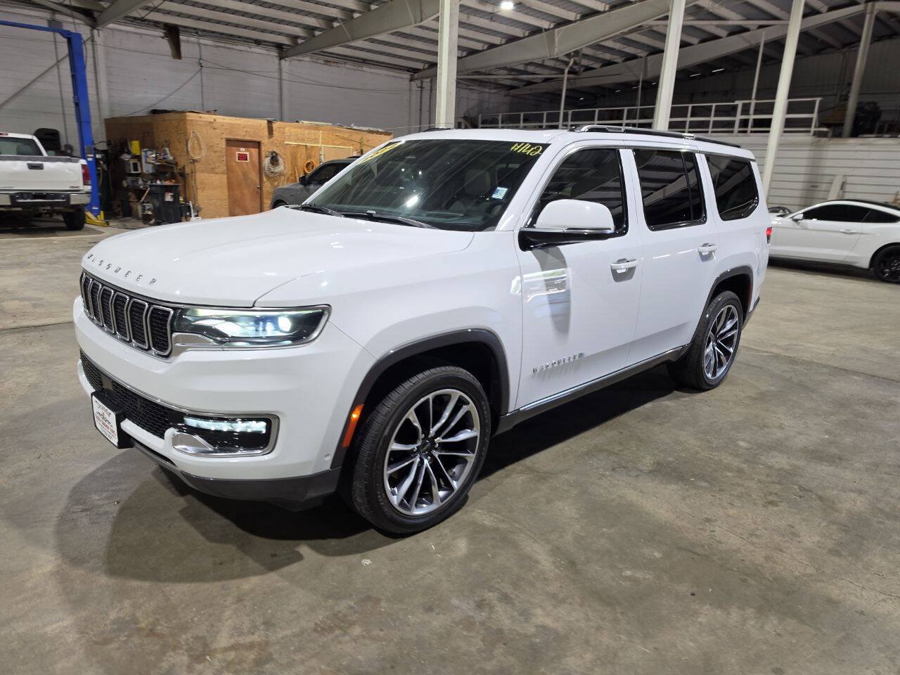 Used 2022 Jeep Wagoneer Series III w/ Premium Group I AWD/4WD image 2