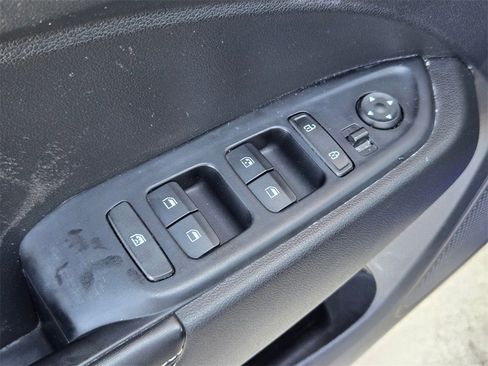 Used 2023 Hyundai Venue Limited image 12