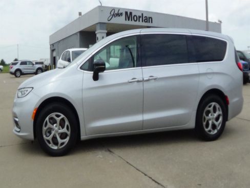 Used 2024 Chrysler Pacifica Limited AWD/4WD image 1