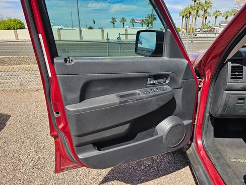 Used 2012 Jeep Liberty Sport image 5