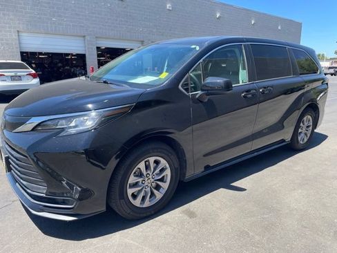 Used 2022 Toyota Sienna LE FWD image 4