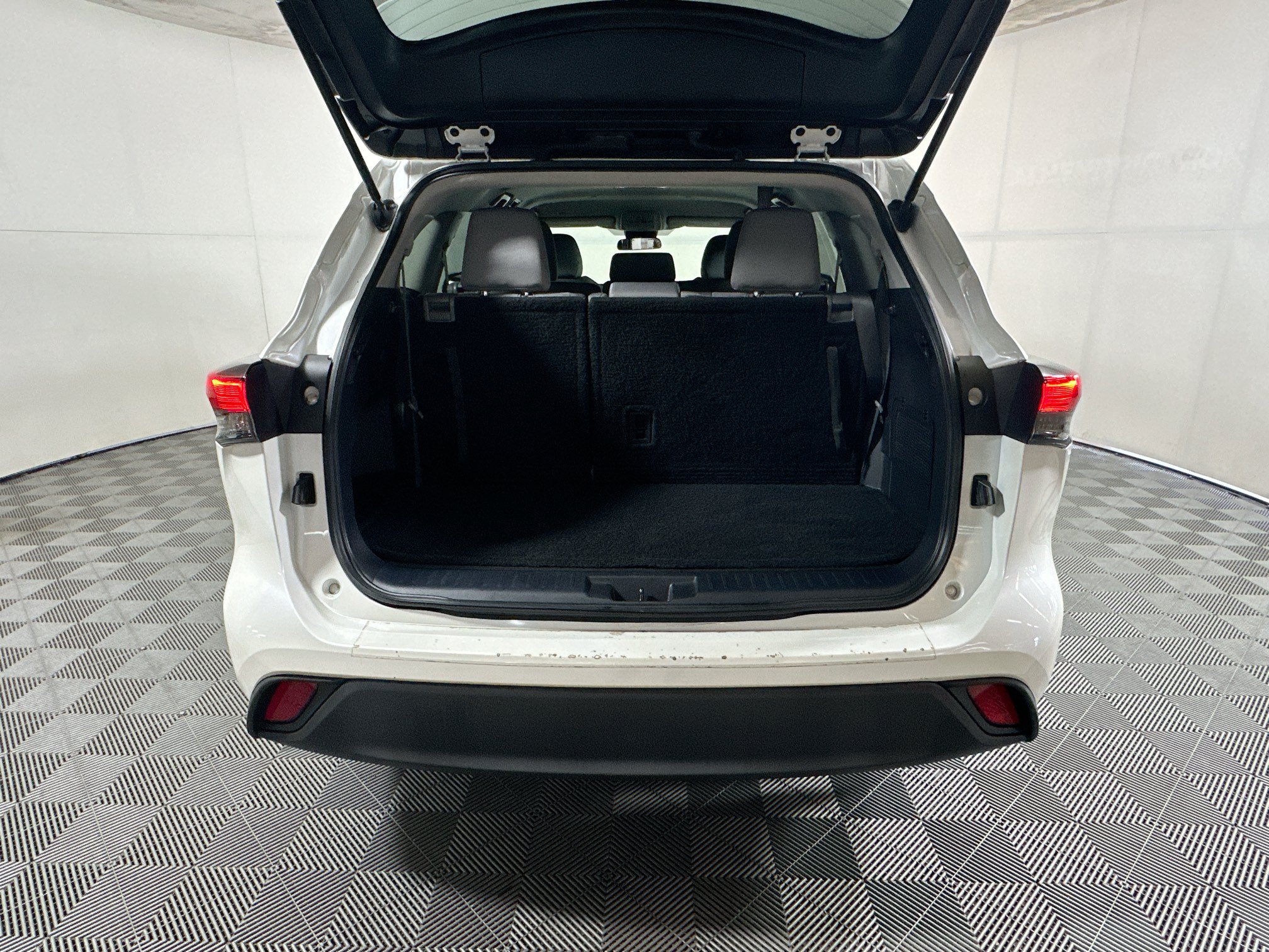 Used 2021 Toyota Highlander L AWD/4WD image 31