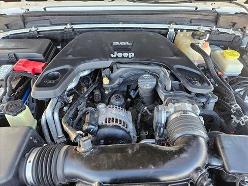 Used 2018 Jeep Wrangler Unlimited Sahara w/ Cold Weather Group image 22