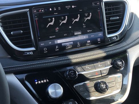 Used 2023 Chrysler Pacifica Touring-L image 31