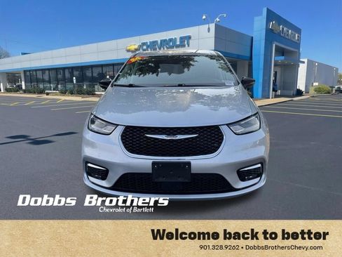 Used 2024 Chrysler Pacifica Touring-L FWD image 2