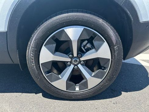 Used 2025 Volvo XC40 B5 Plus AWD/4WD image 9