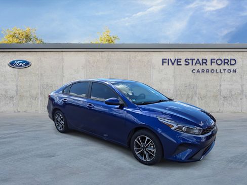 Used 2023 Kia Forte LXS image 2