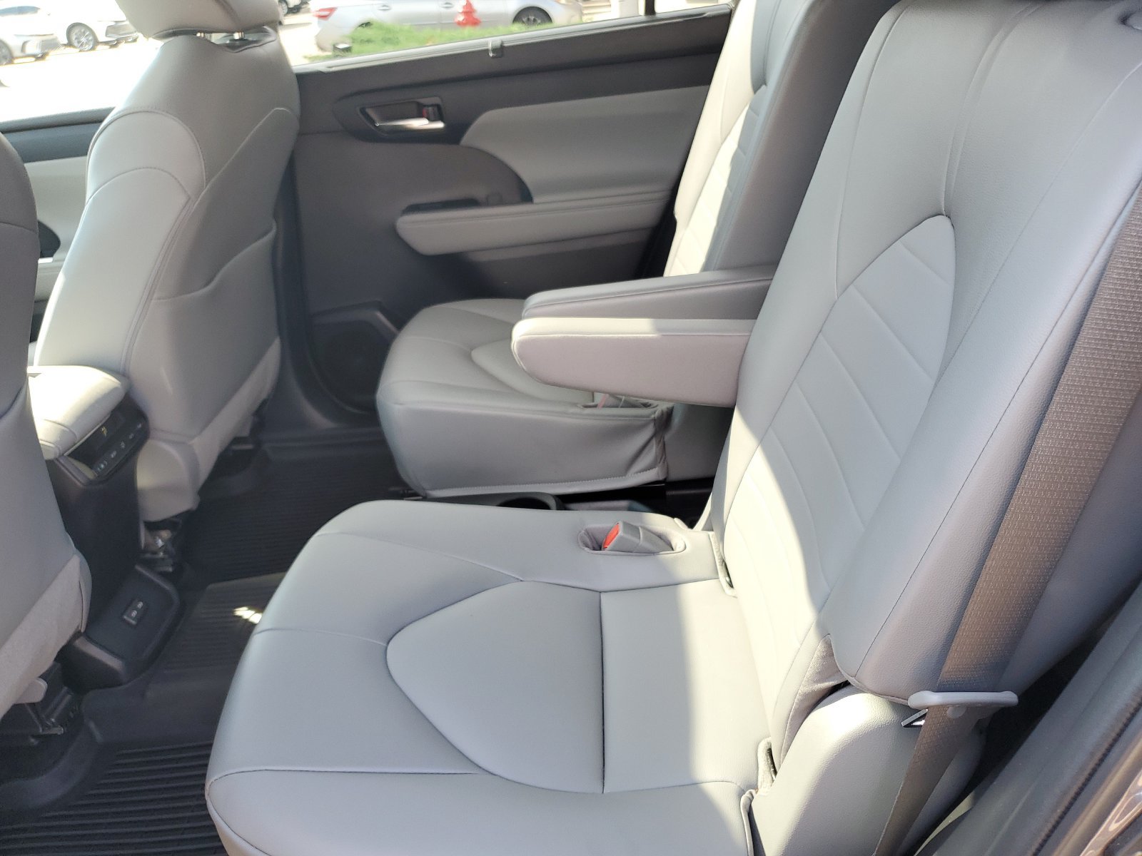 Used 2022 Toyota Highlander XLE AWD/4WD image 14