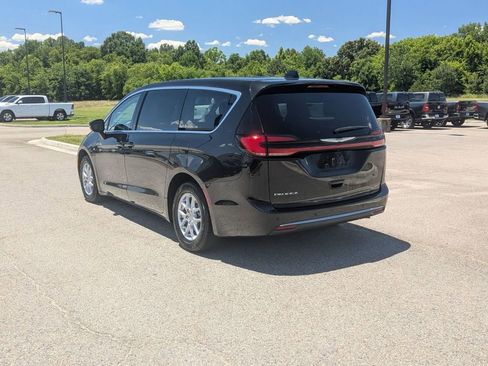 Used 2023 Chrysler Pacifica Touring-L FWD image 3