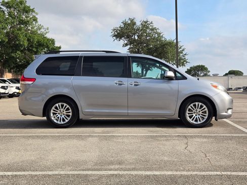 Used 2013 Toyota Sienna XLE w/ Entertainment Pkg FWD image 3
