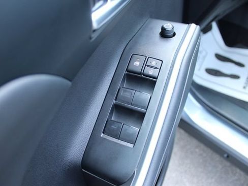 Used 2023 Toyota Highlander XLE AWD/4WD image 11