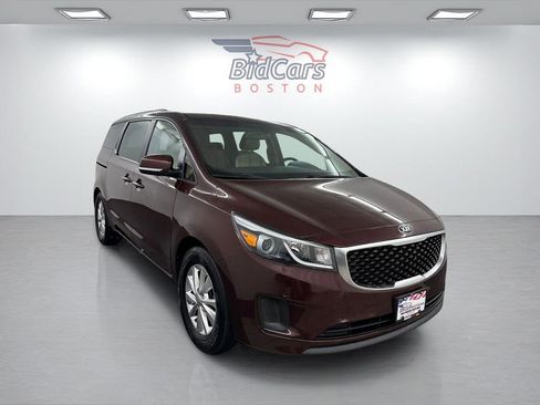Used 2017 Kia Sedona LX w/ LX Essentials Premium Package FWD image 3
