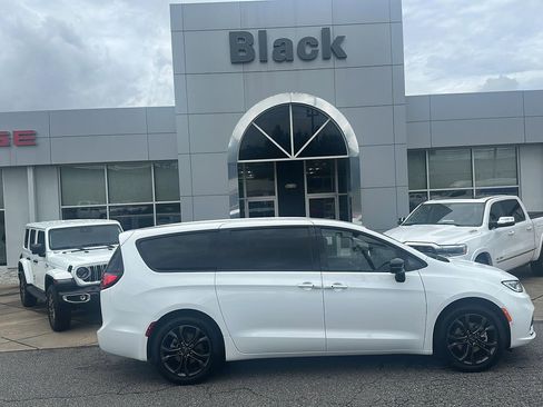 New 2026 Chrysler Pacifica Select image 4